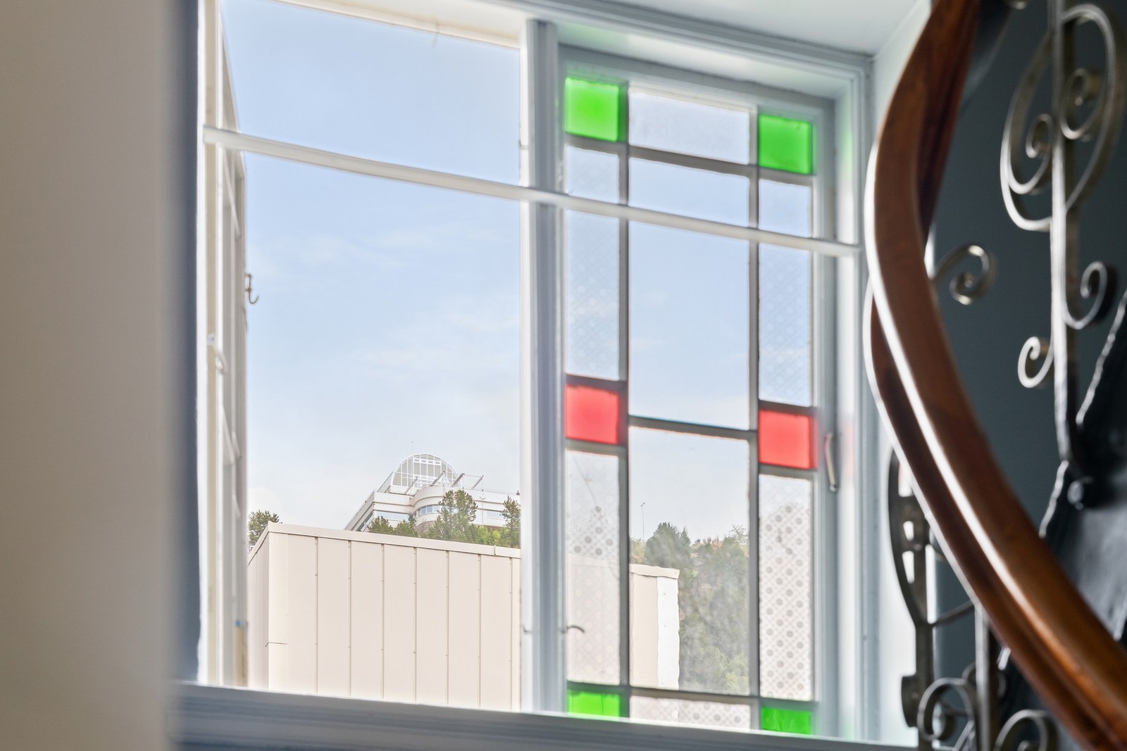 Den svært sentrale beliggenheten byr på nærhet til de fleste fasiliteter, også de populære trappene opp Fjellstua. Legg merke til jugendstilsdetaljene. Galleribilde