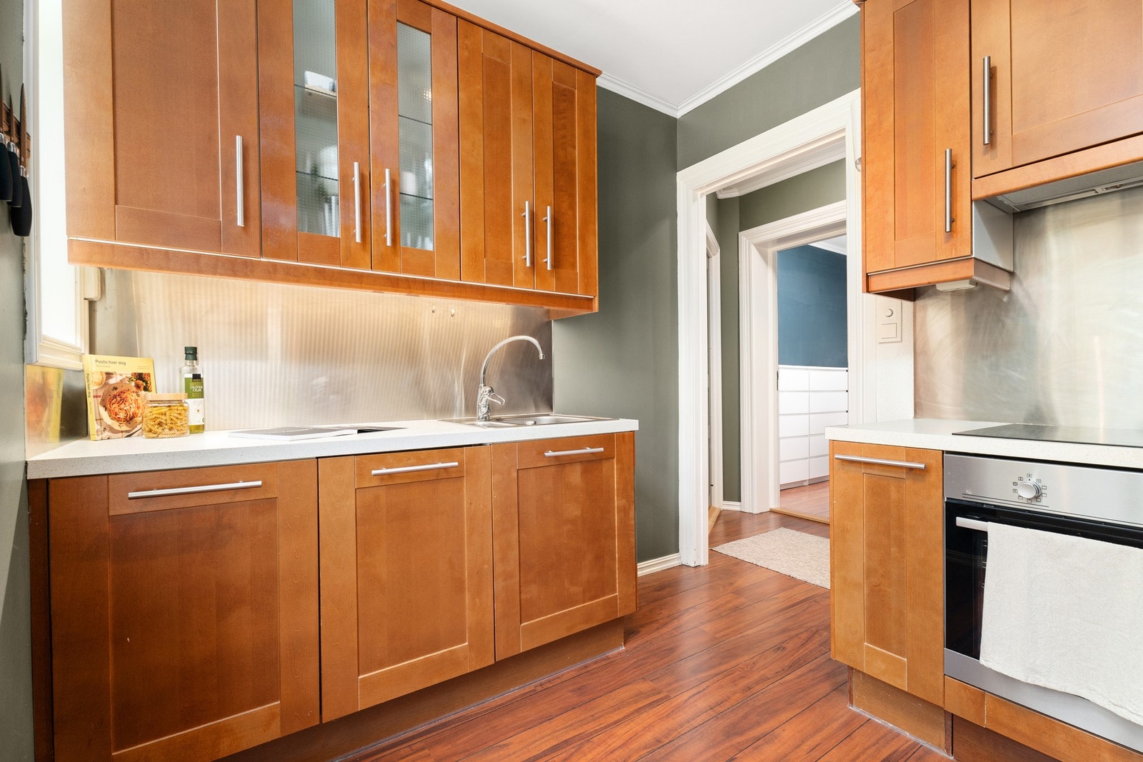 Også på kjøkkenet er det god takhøyde på hele 2,62 meter. Galleribilde