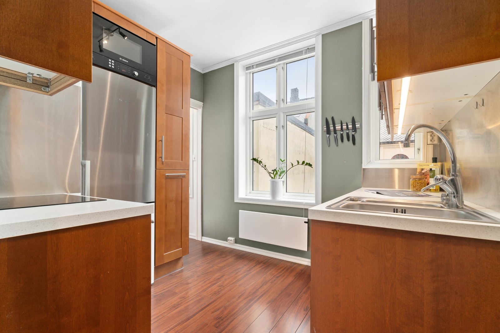 Flott og praktisk utformet kjøkken, med innredning fra IKEA og en rekke integrerte hvitevarer. Galleribilde