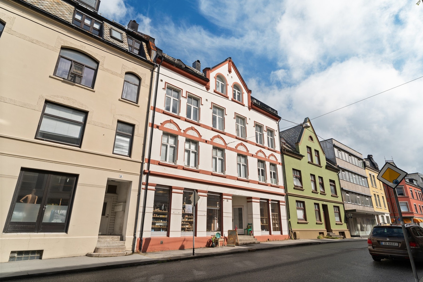 En flott 2-roms selveierleilighet med svært sentral beliggenhet i Ålesund sentrum. Her har du blant annet bussforbindelser, dagligvarehandel og flere andre fasiliteter i umiddelbar nærhet. Galleribilde