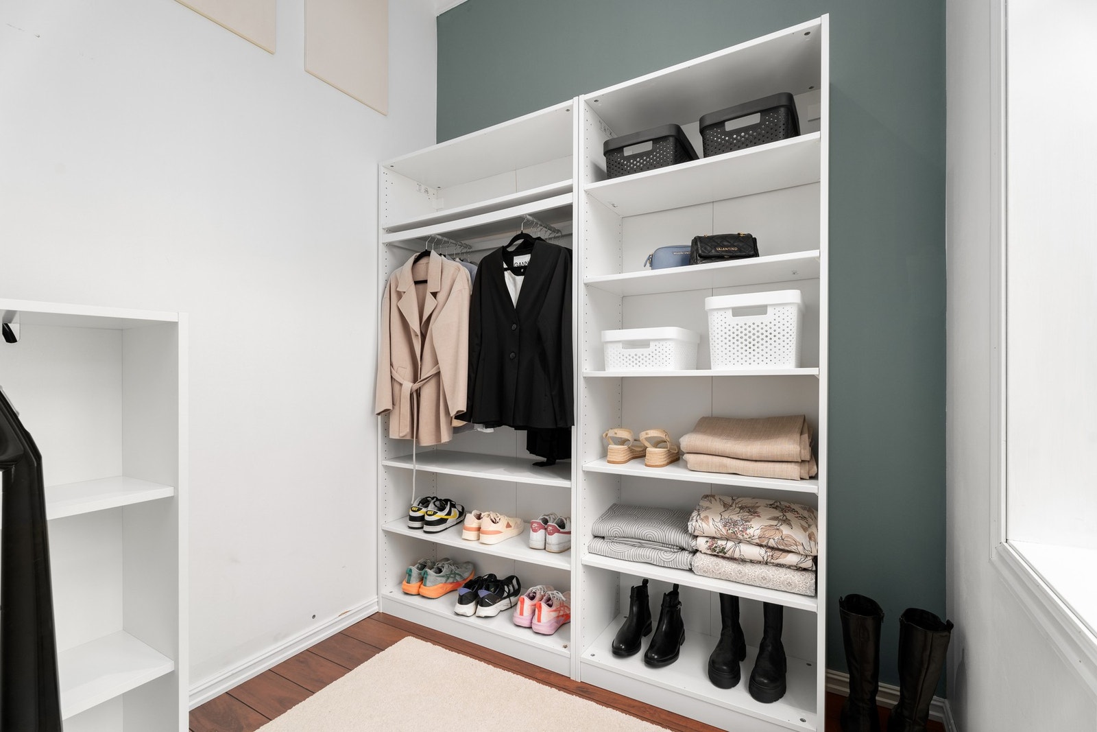 I bakkant av kjøkkenet finner du en praktisk, innvendig bod med flere bruksmuligheter - som for eksempel egen walk-in garderobe. Galleribilde