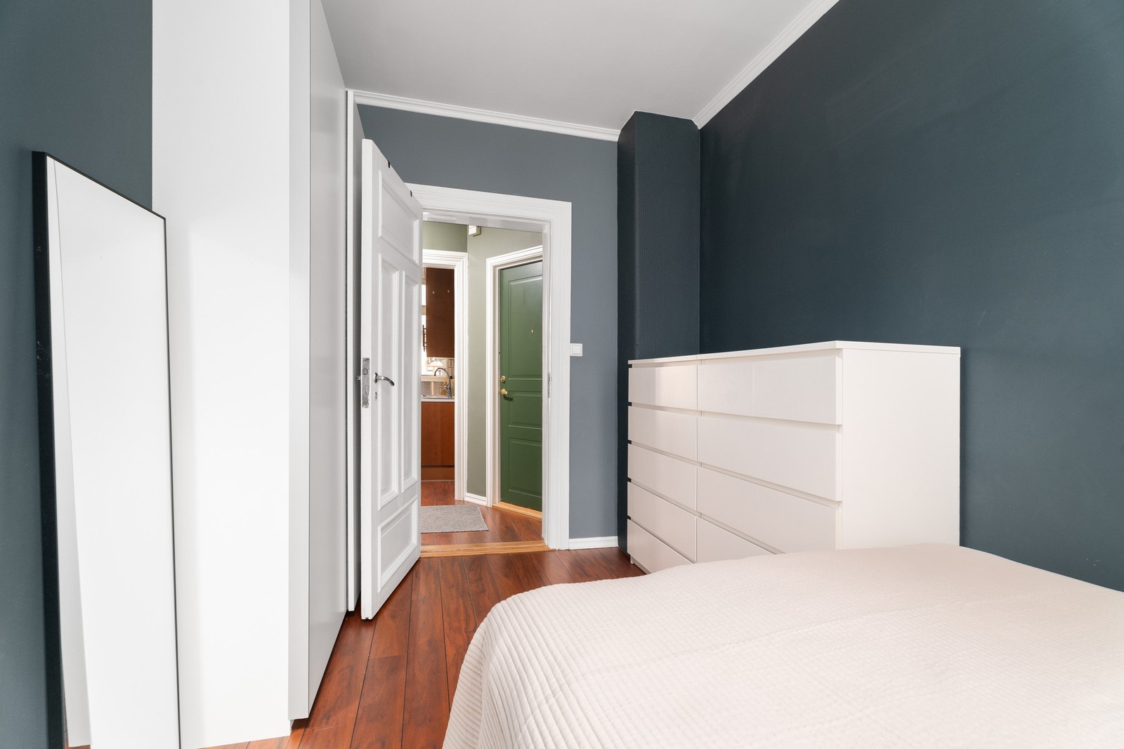 Skyvedørsgarderoben gir rikelig med lagringsplass, og rommet har fortsatt plass til ekstra innredning. Galleribilde