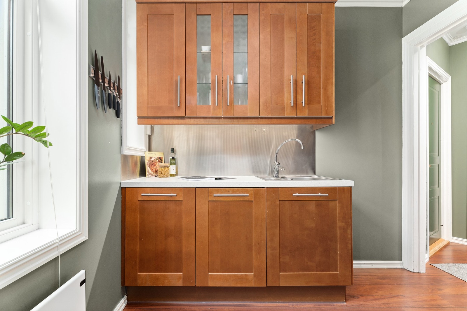 Innredningen er fra 2006 og tilbyr rikelig med skapplass og smarte arbeidssoner. Galleribilde