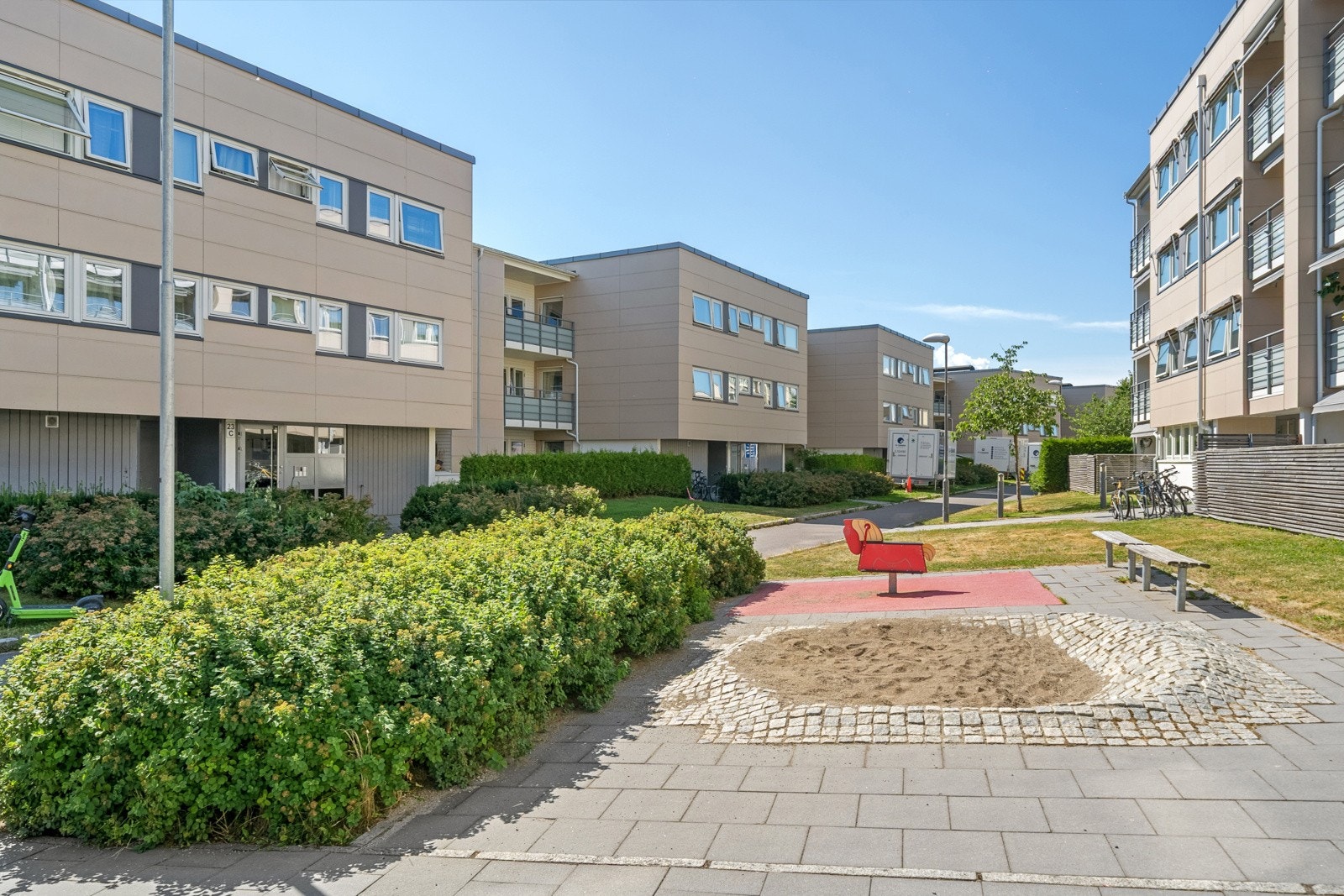 Velkommen til Høybråten, et idyllisk og barnevennlig område med nærheten til Oslo sentrum og samtidig tilbaketrukket i grønne omgivelser. Galleribilde