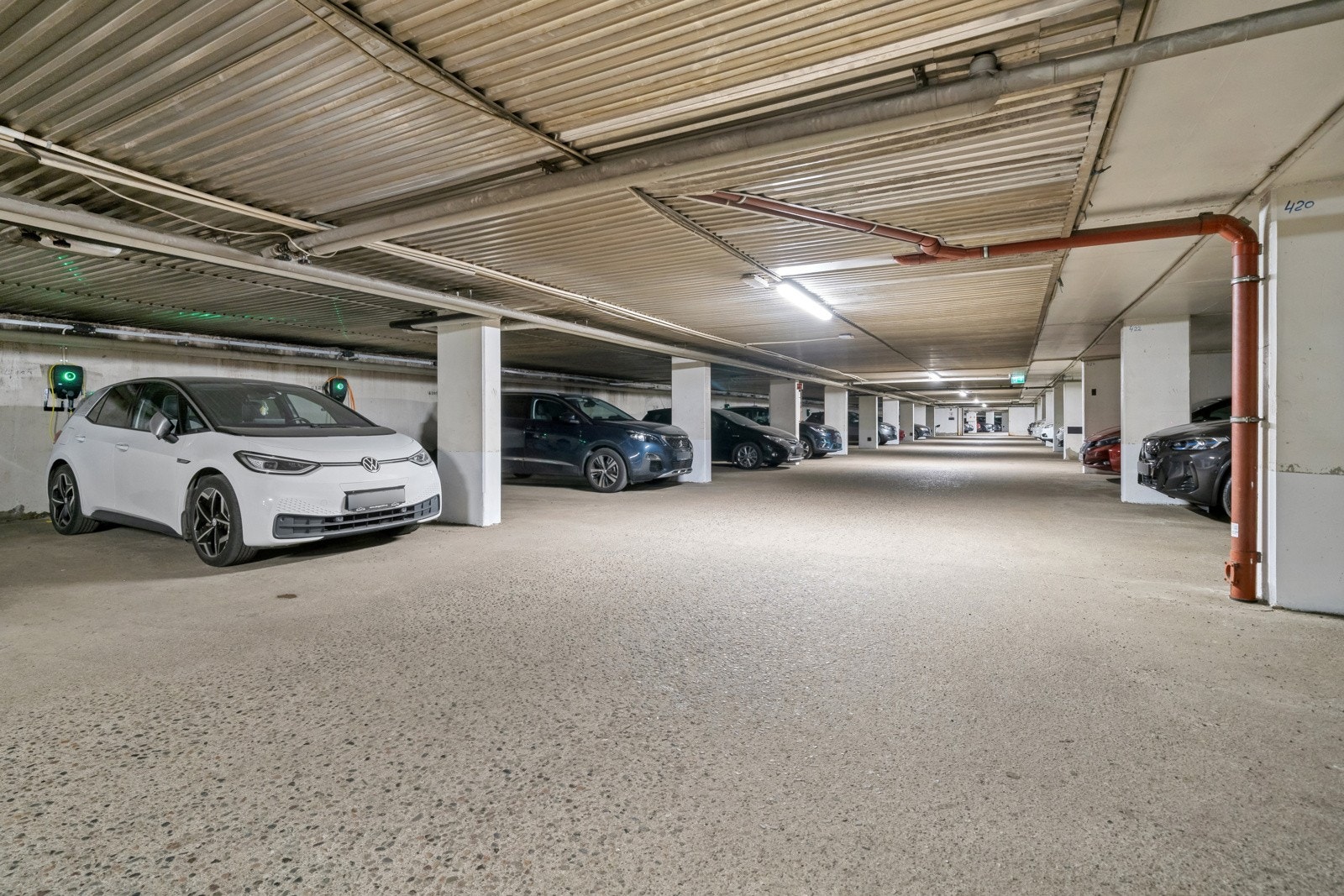 Det følger en garasjeplass i oppvarmet garasje med leiligheten. Mulighet for å innstallere elbillader. Galleribilde