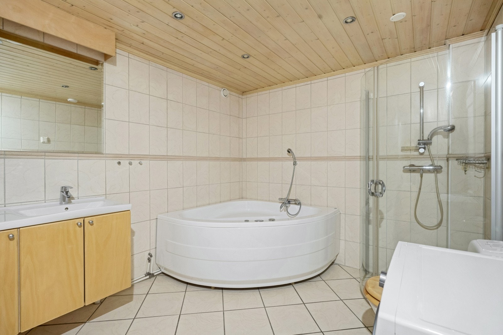 Her har du både badekar (varmt vann inkl. i fellesutgiftene), dusj og toalett. En god start på dagen begynner på et varmt og delikat baderom, det har du her. Galleribilde