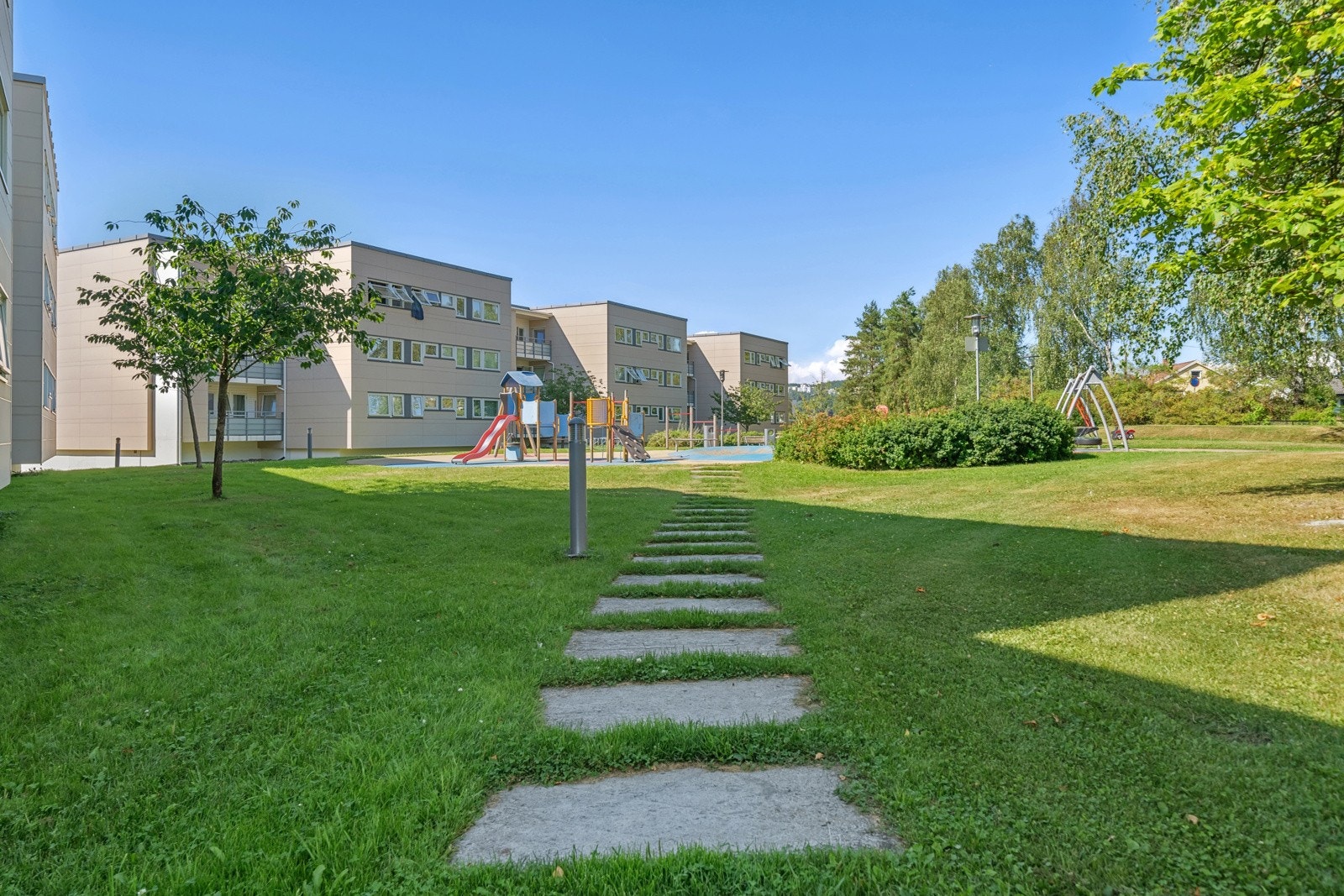 Bjørnheim borettslag har fantastisk fine og store uteområder, beplantet med trær, prydbusker og hekker. Tilrettelagt med lekeplasser og sittegrupper. Galleribilde
