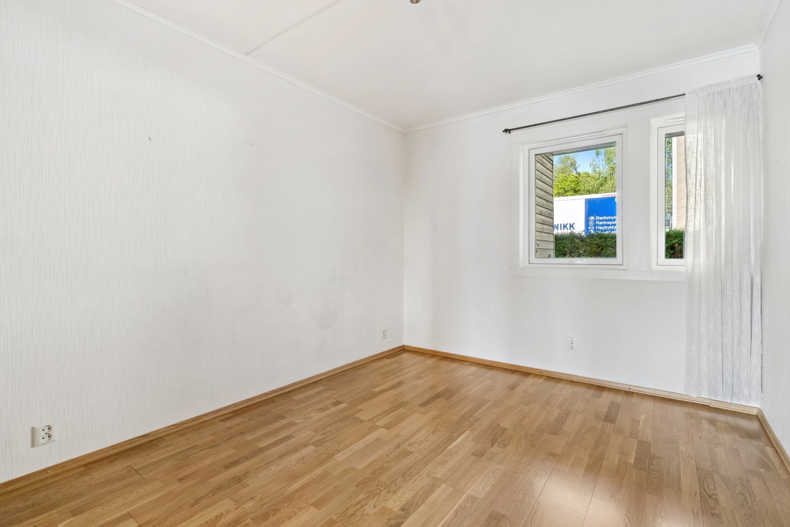 Hovedsoverommet med god plass til dobbelseng og tilhørende møblement. Galleribilde