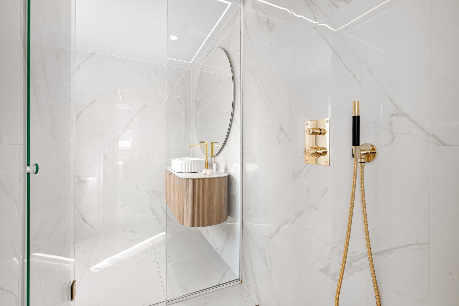 Her har man både håndholdt dusjarmatur og rainfall dusj i tak fra kvalitetsmerket Tapwell. Galleribilde