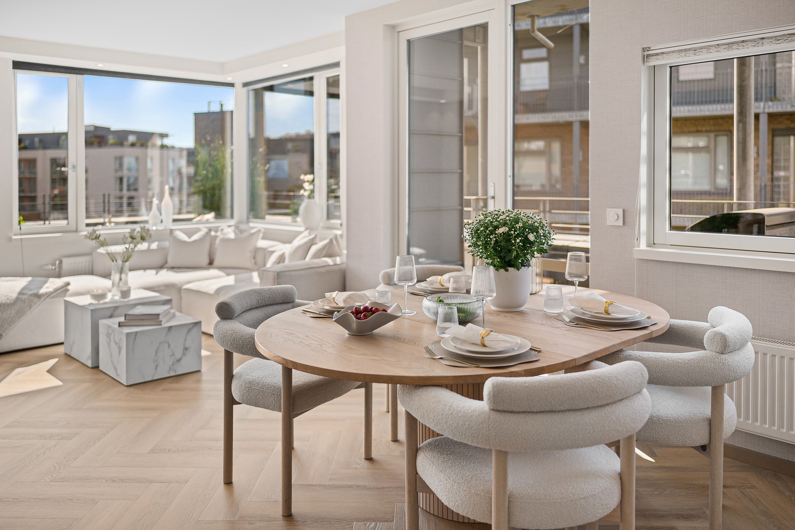 Fra spisesonen er det direkte utgang til verandaen, et ideelt sted for grillen. Galleribilde