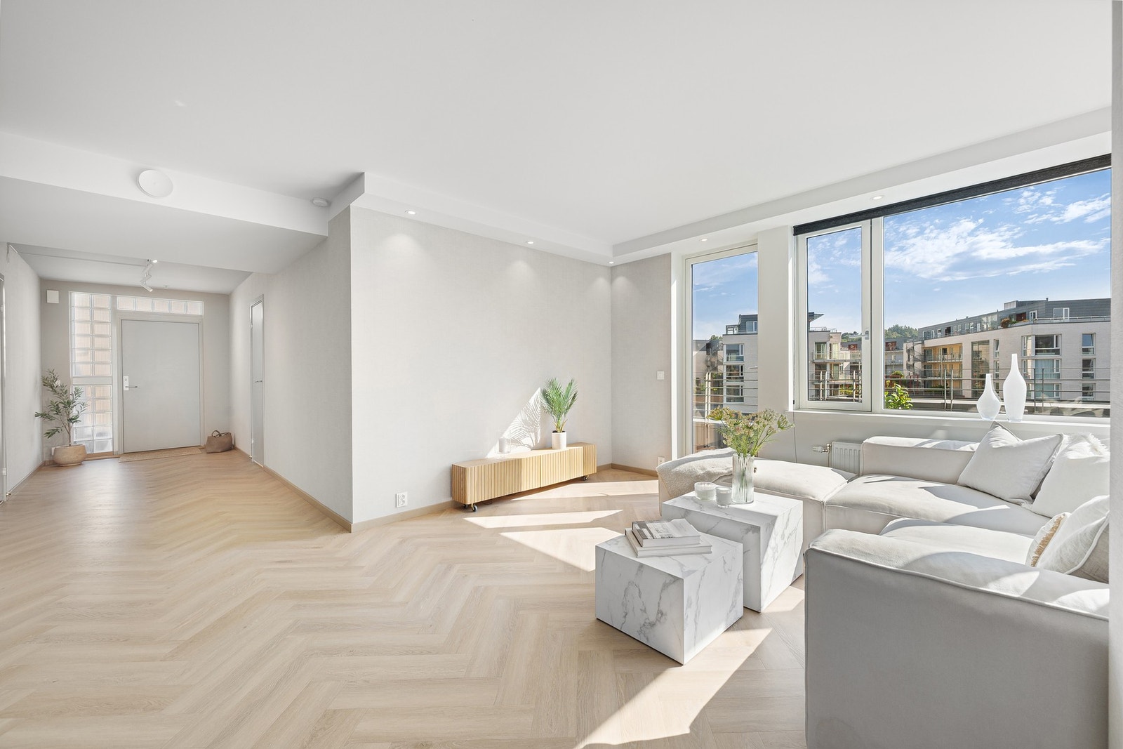 Romslig stue med store vindusflater som gir godt lys og en luftig atmosfære. Galleribilde