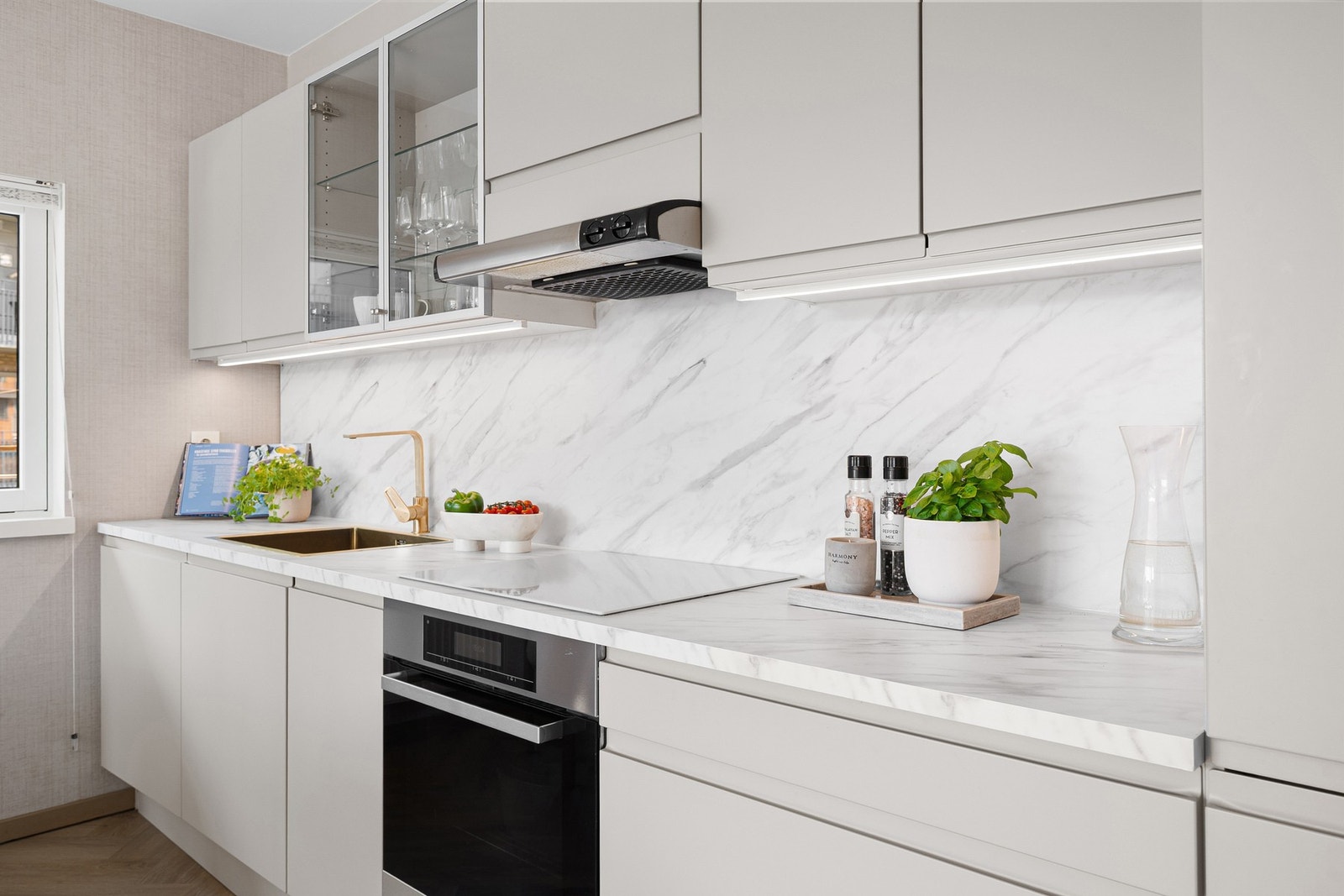 Kjøkkenets farge går igjen i lister og dører, noe som skaper en helhetlig stil i leiligheten. Galleribilde