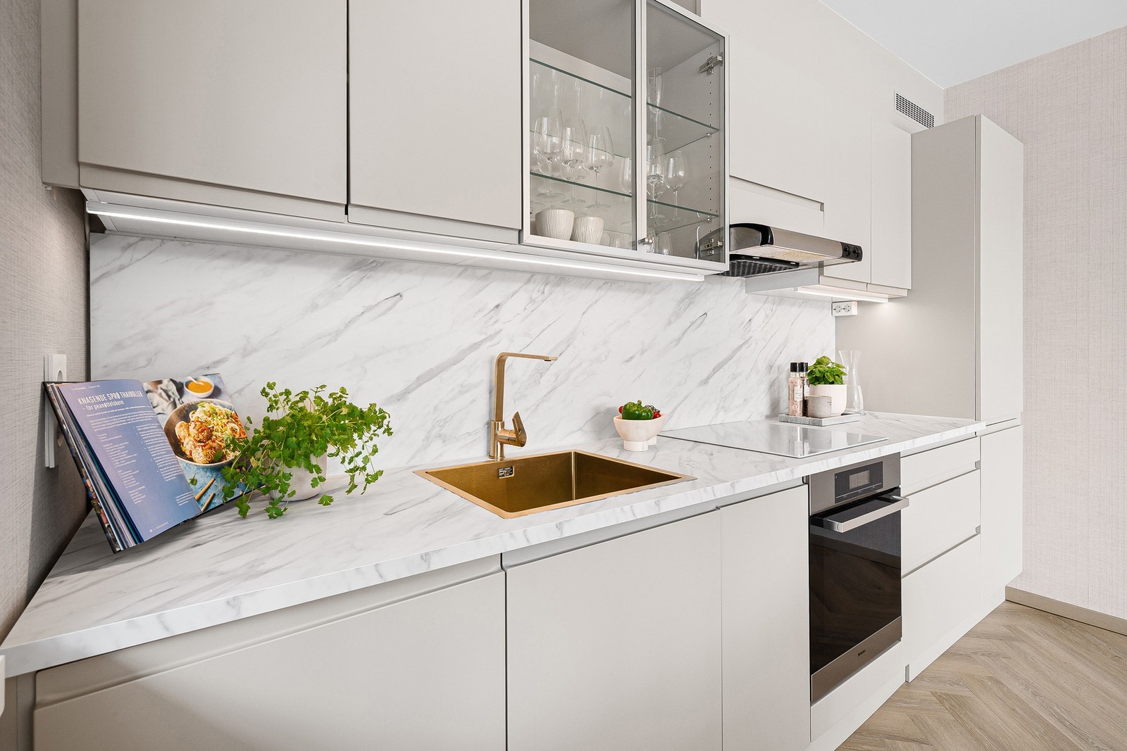 Kjøkkenet er moderne og lekkert, med innredning fra HTH og ovn fra Miele. Galleribilde