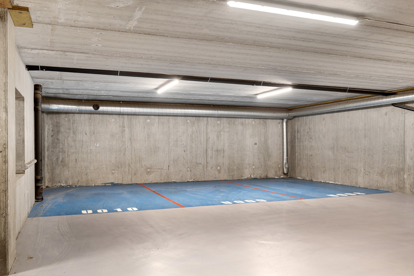 Fast parkeringsplass nær kjøreport følger med leiligheten, med heisadkomst rett til leilighetens etasje. Mulighet for lader. Galleribilde