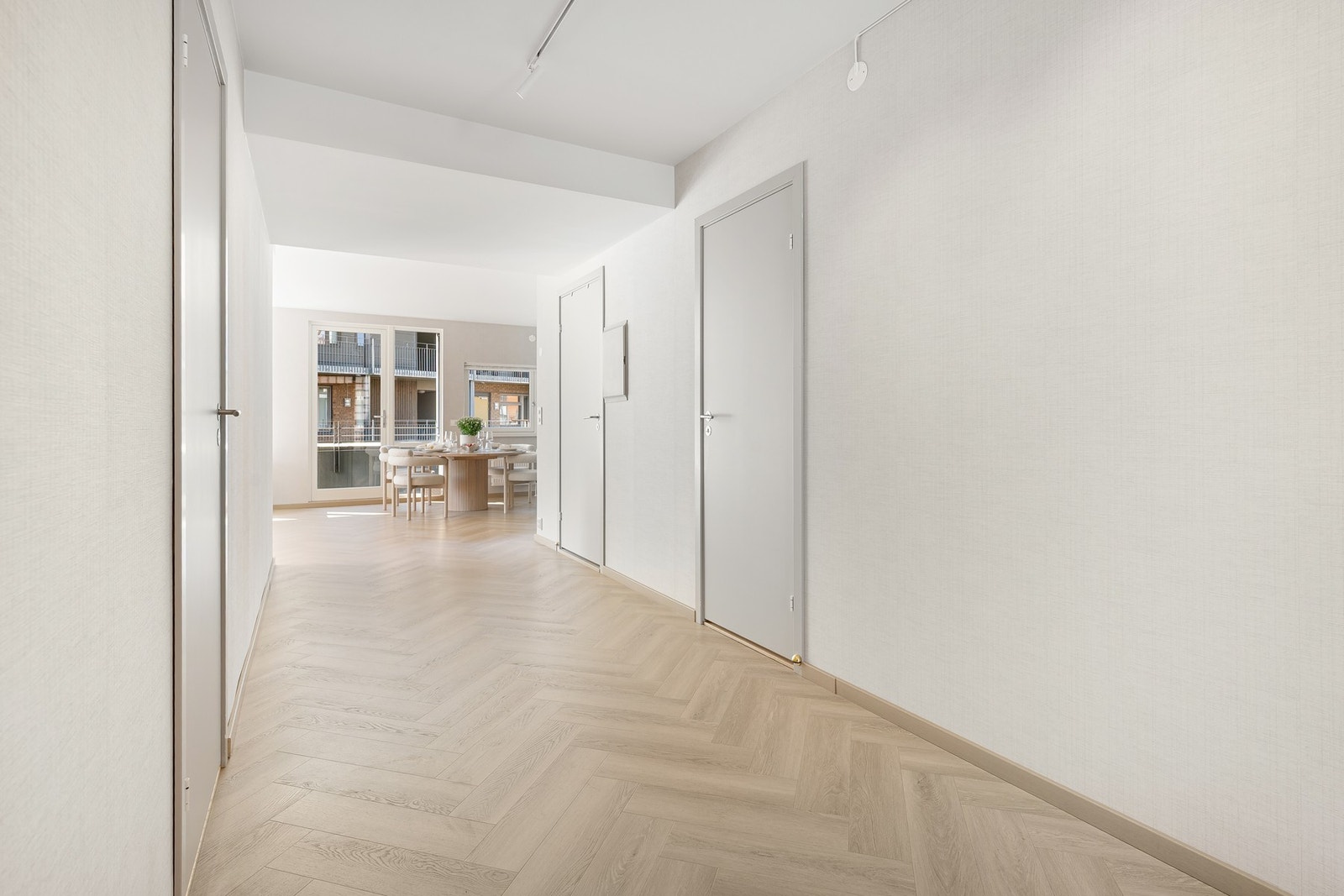 Med en hall som er bredere enn vanlig, kan man enkelt ha et stort langbord her ved større sammenkomster. Galleribilde