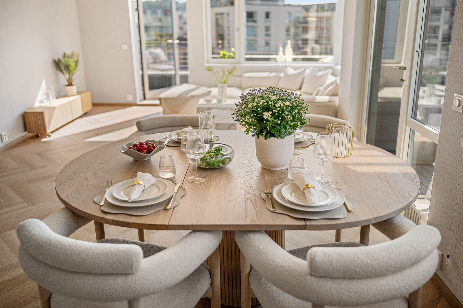 Mellom stuen og kjøkkenet finner spisesonen sin naturlig plass. Galleribilde