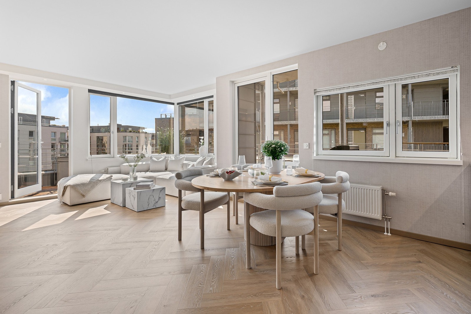 Dett er en unik mulighet, en leilighet utenom det vanlige og sjelden å finne på markedet.En gjennomtenkt planløsning som skaper flere naturlige og funksjonelle soner. Galleribilde