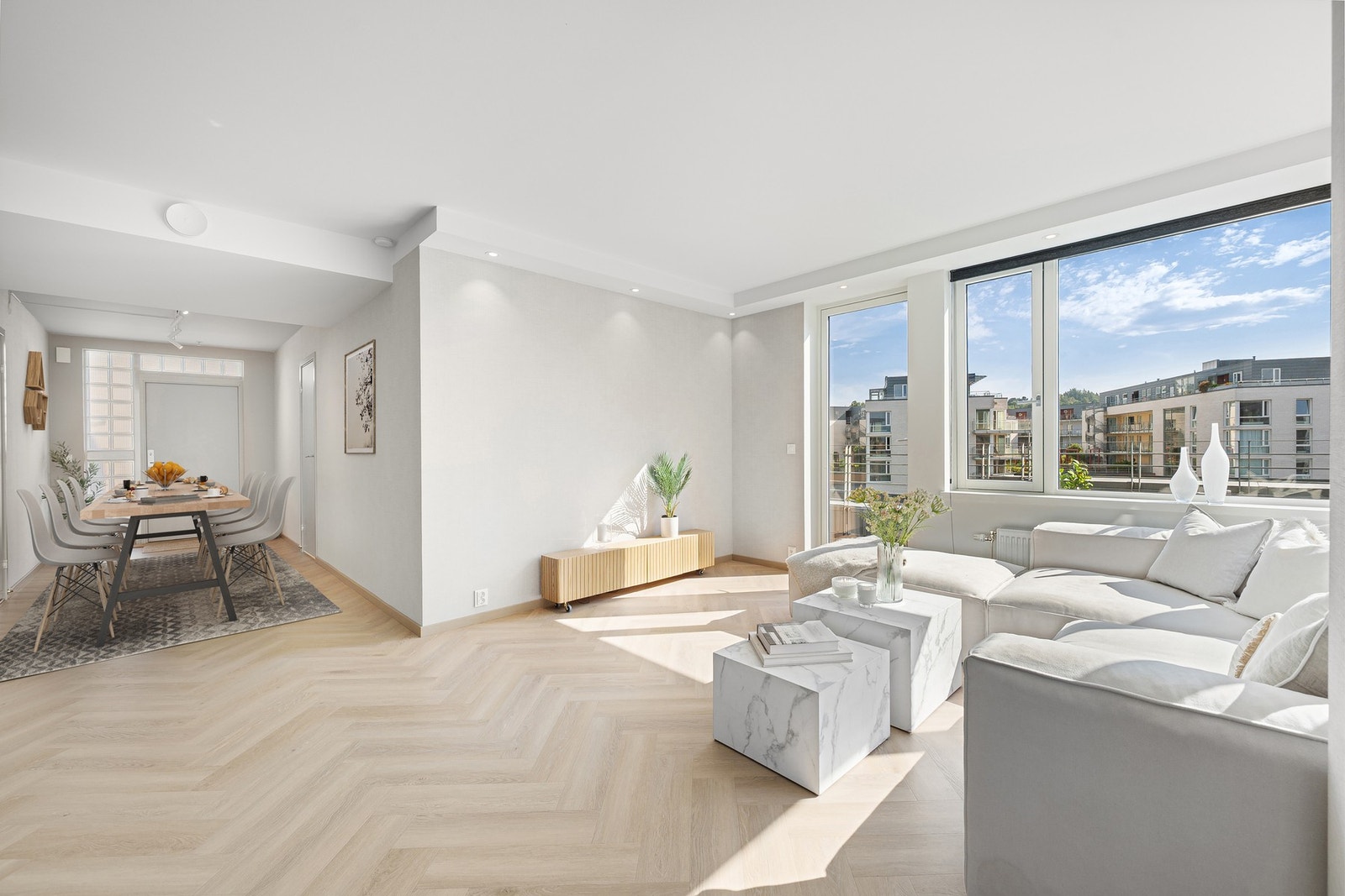 Hallen er like bred som terrassen og kan derfor brukes for større selskaper, uansett vær. Galleribilde