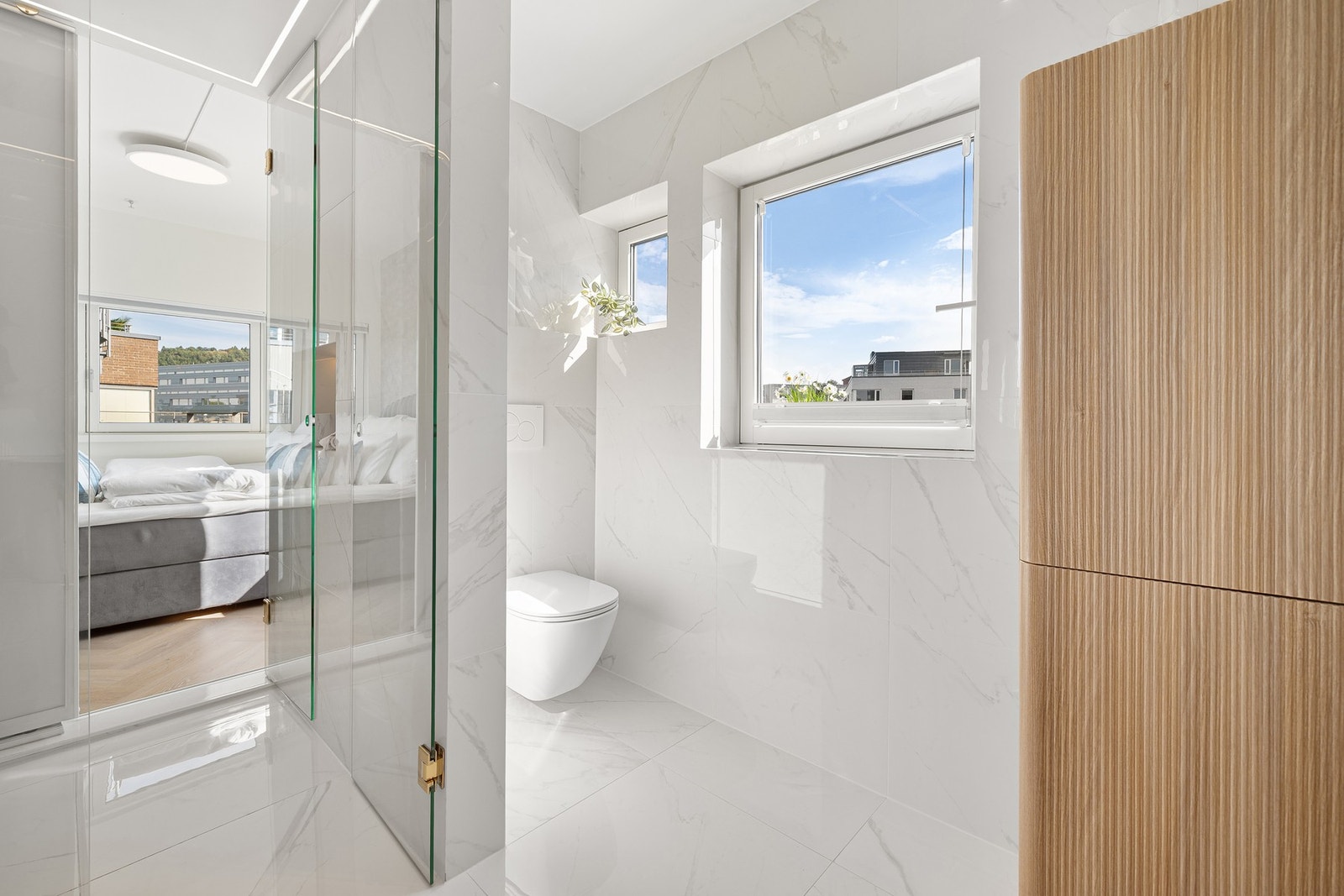 Badet oppleves som lyst og elegant. Denne kvaliteten og gjennomføringen er sjelden å finne på Trondheimsmarkedet. Galleribilde