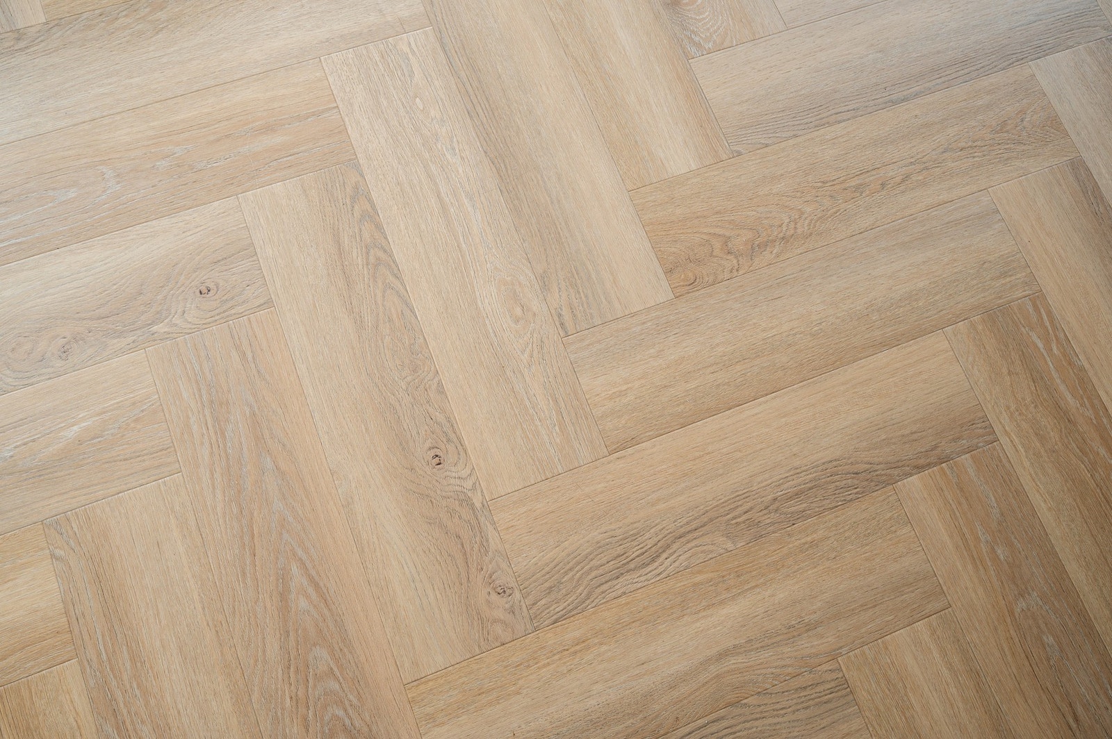 Leiligheten har nylig fått lekkert fiskebensparket. Galleribilde