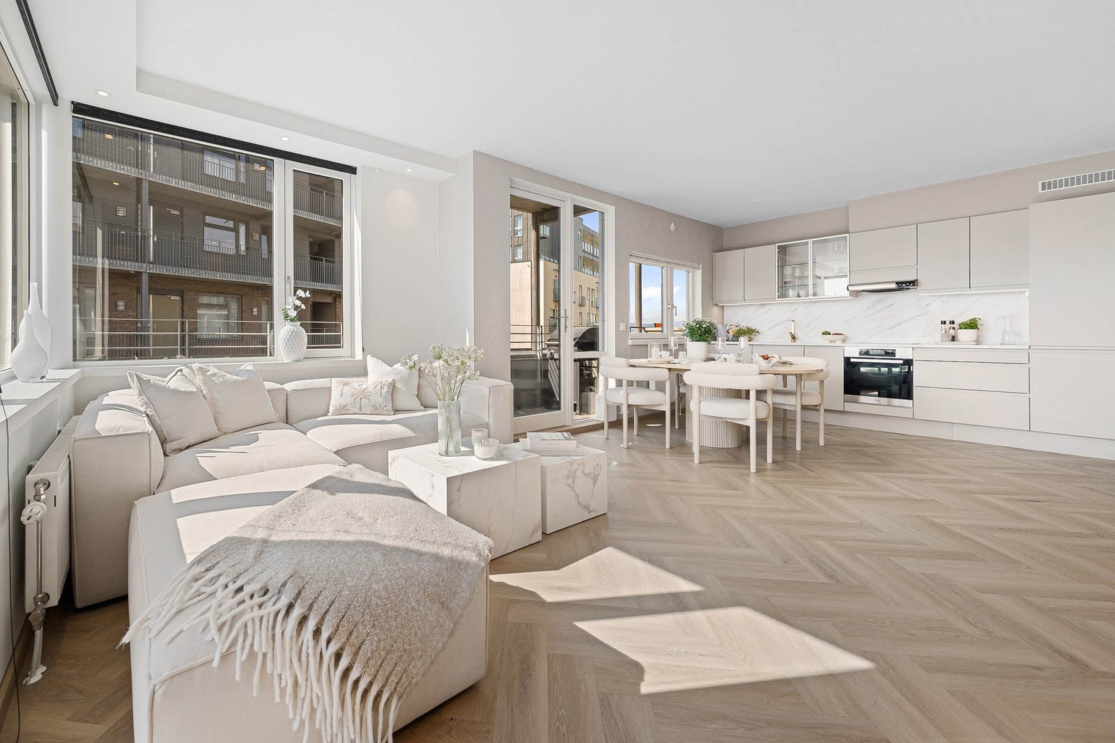 Lekker, eksklusiv tapet fra Casadeco pryder både stue og gang. Galleribilde