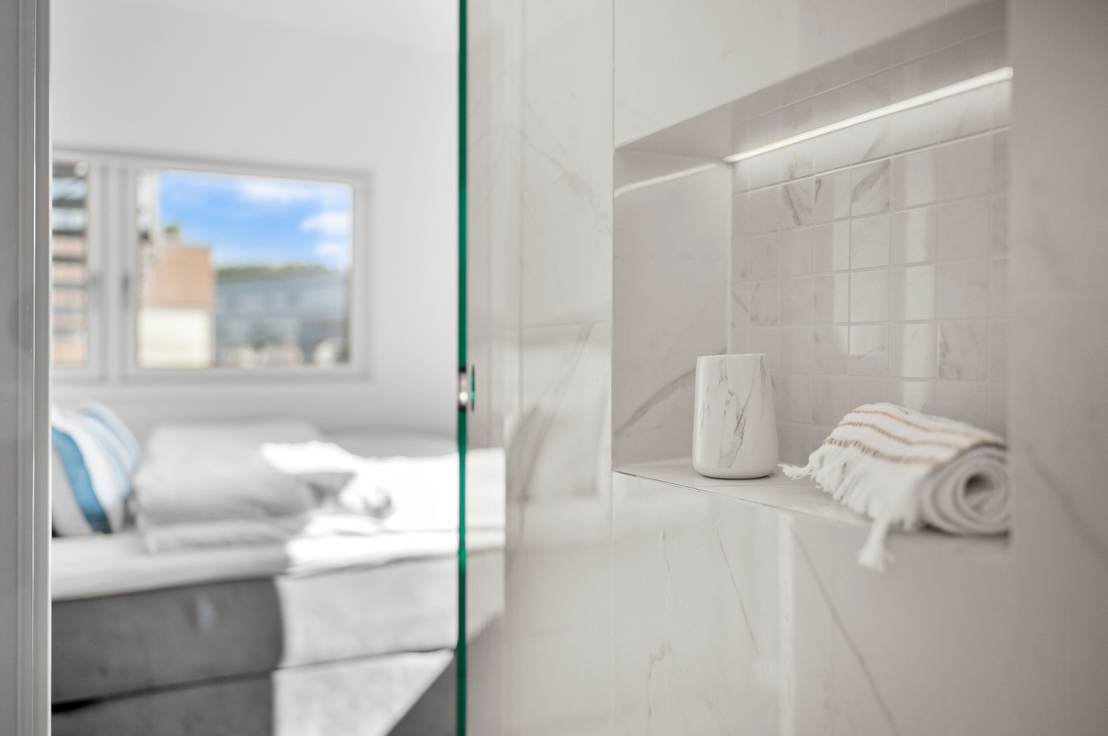 Elegant og gjennomført med innfelt dusjhylle flislagt for optimal funksjon. Galleribilde