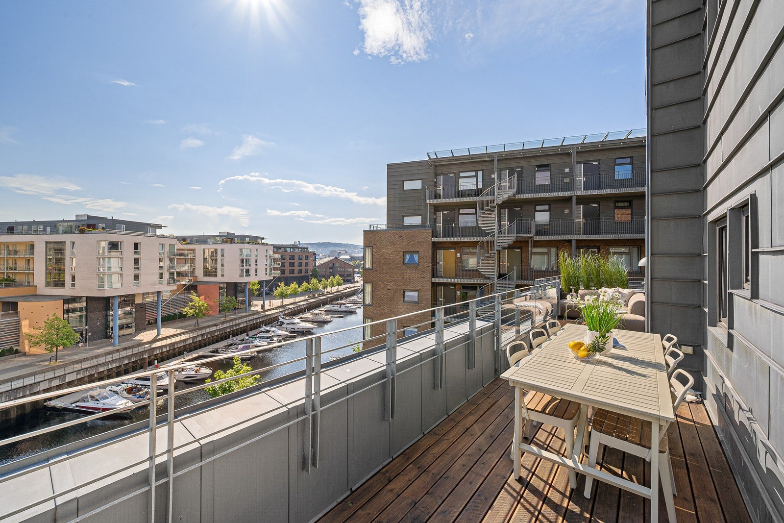 Balkongen har plass til en stor spisegruppe, perfekt for sosiale sammenkomster. Galleribilde