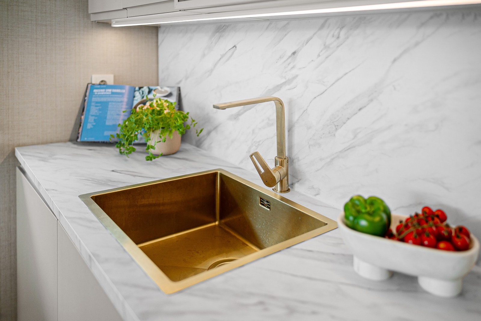 Detaljbilde kjøkken. kjøkkenet byr på rikelig med både skap- og benkeplass. Galleribilde