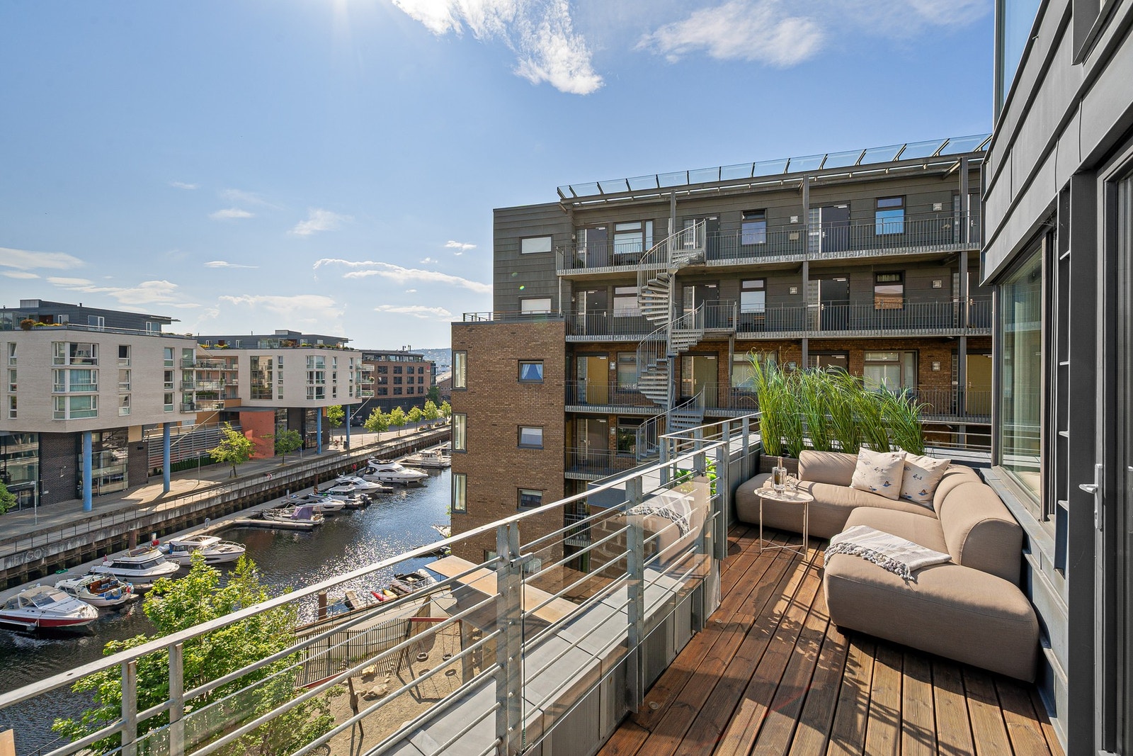 Få leiligheter på Solsiden kan skilte med en terrasse i denne størrelsen. Galleribilde
