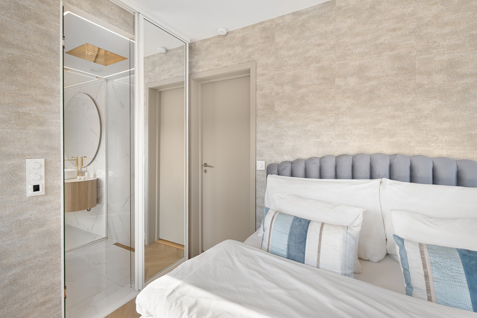 Her er det rikelig med plass til dobbeltseng med tilhørende møblement. Galleribilde