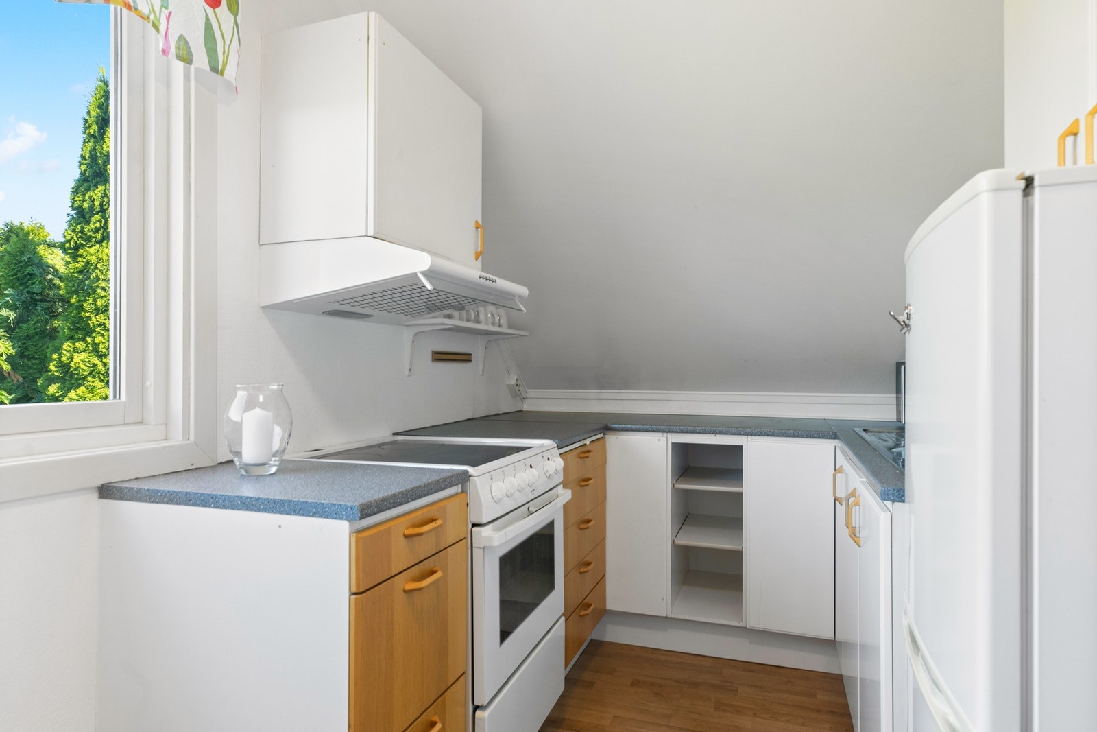 Det er frittstående hvitevarer og kjøkkenventilator med avtrekk ut. Galleribilde