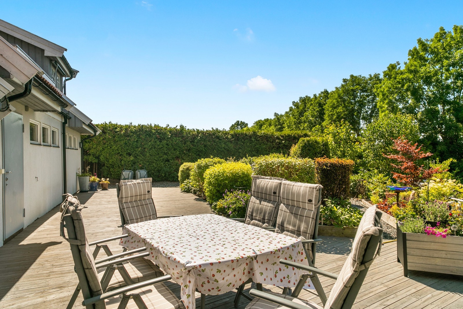 På den romslige markterrassen er det sol fra tidlig formiddag til sen kveld. Galleribilde