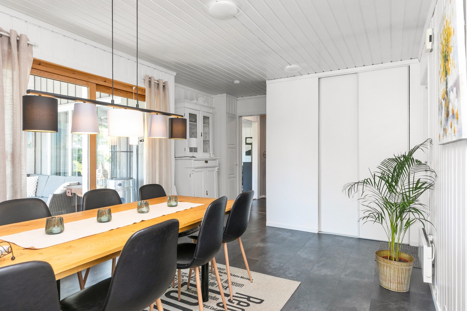 Spisestuen ligger i nær tilknytning til kjøkkenet og har god plass til et langbord for hele storfamilien. Galleribilde