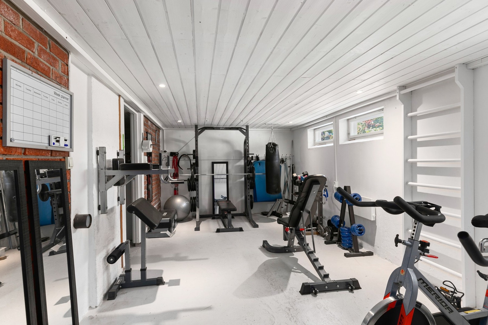 I kjelleren er det trimrom utstyrt med det du trenger for en effektiv treningsøkt - enten du foretrekker kondisjon eller styrke. Galleribilde