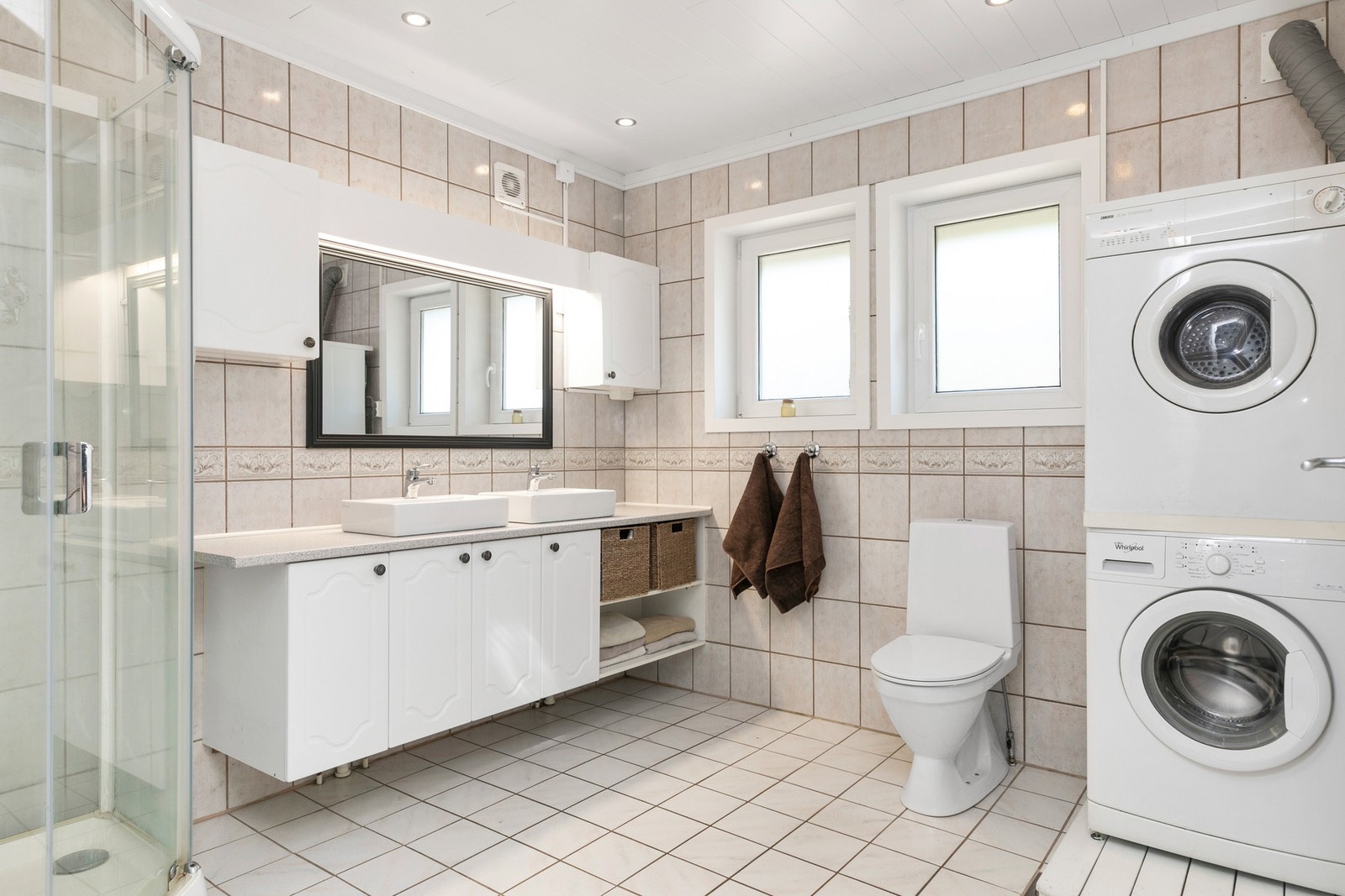 Badet har flislagte overflater samt varmekabler i gulvet. Galleribilde