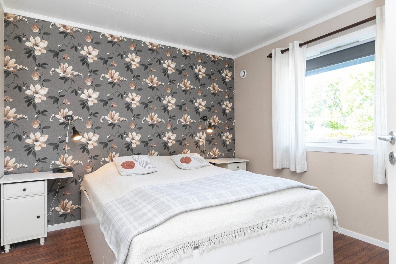 Hovedsoverommet har god plass til dobbeltseng. Det er lekker tapetsert fondvegg bak sengen. Galleribilde