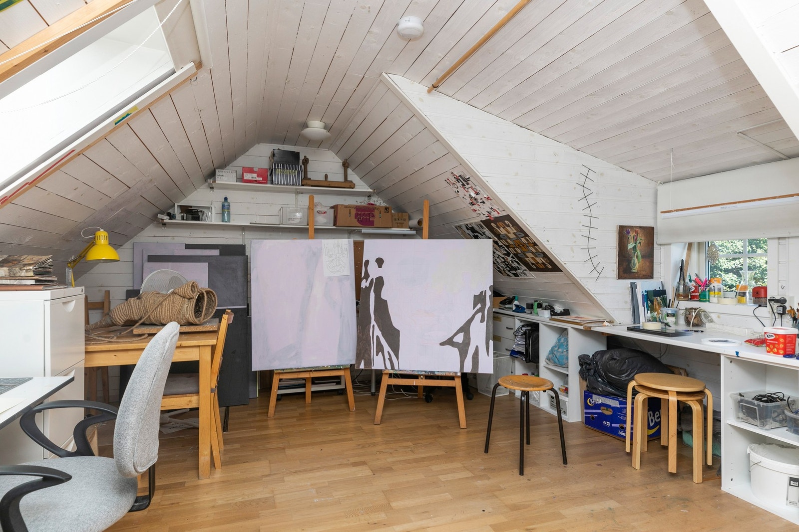 Atelier med lys inn fra to sider. Dette kan også benyttes som et soverom om man ønsker det. Galleribilde