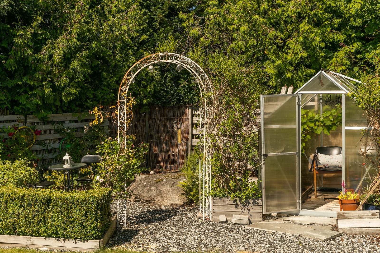 Hagen har drivhus samt hyggelig del av hagen som har morgensol. Galleribilde