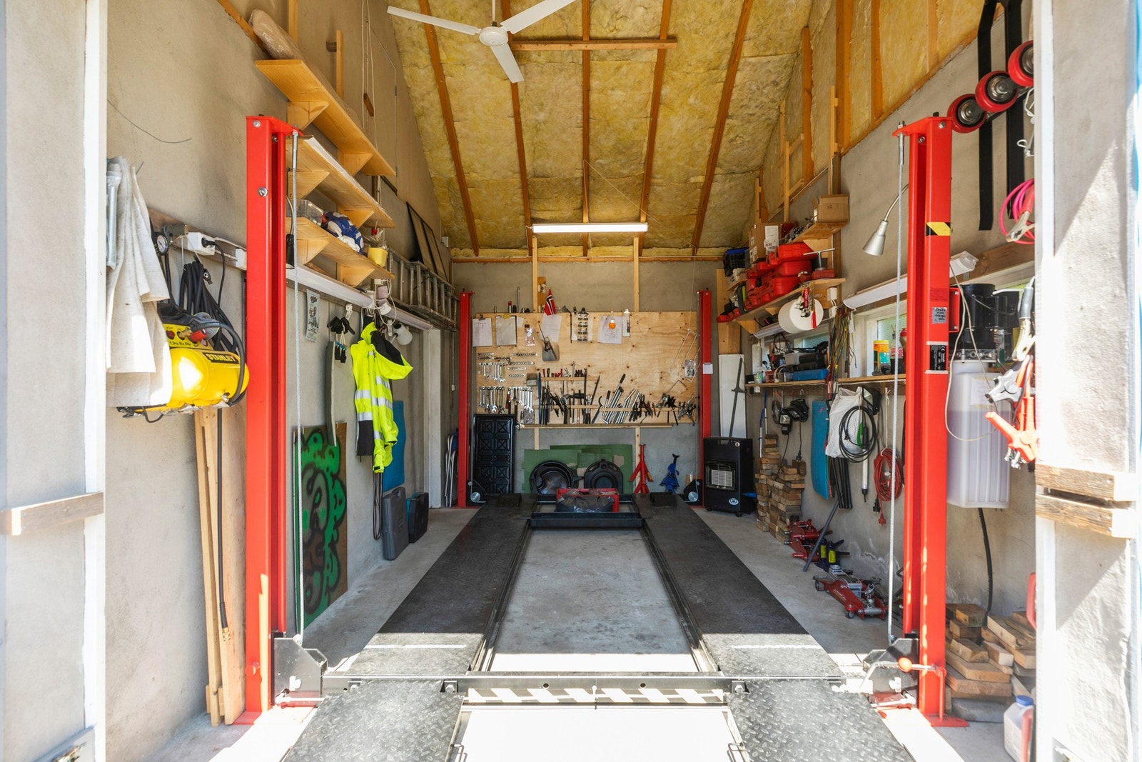 Enkelgarasje med fastmontert løftebukk - perfekt for deg som liker å skru på bil. Galleribilde