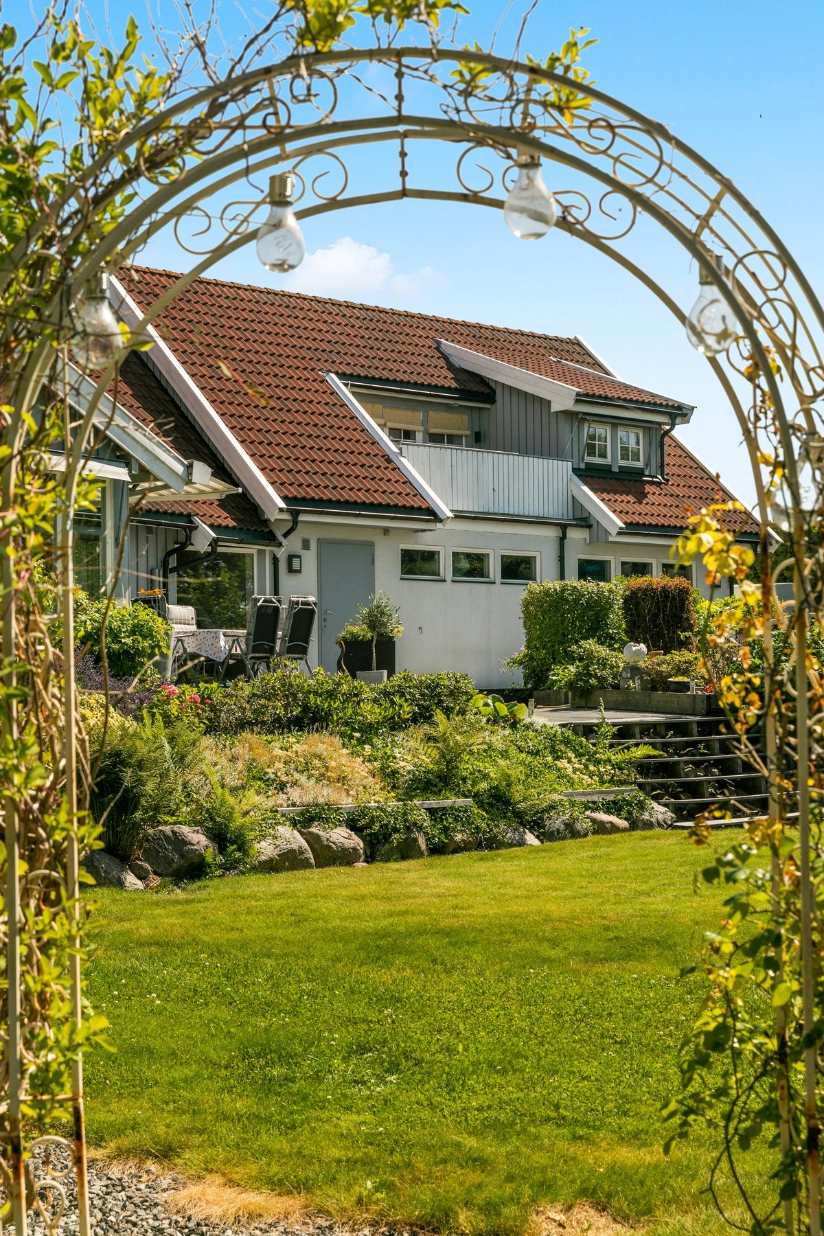 Boligen ligger vestvendt med utsikt mot kulturlandskapet og, enkelte steder, fjorden i det fjerne. Galleribilde