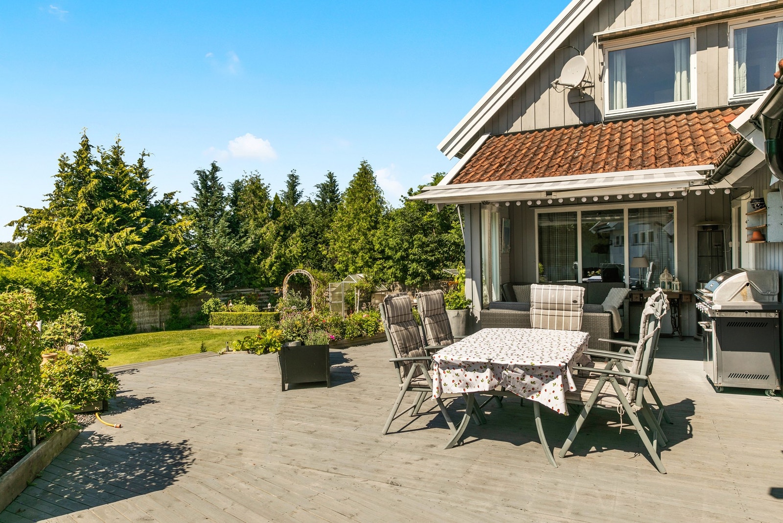 Familien pleier å ha store hageselskap på sommeren. Da dekker de langbord i flotte, grønne omgivelser. Galleribilde