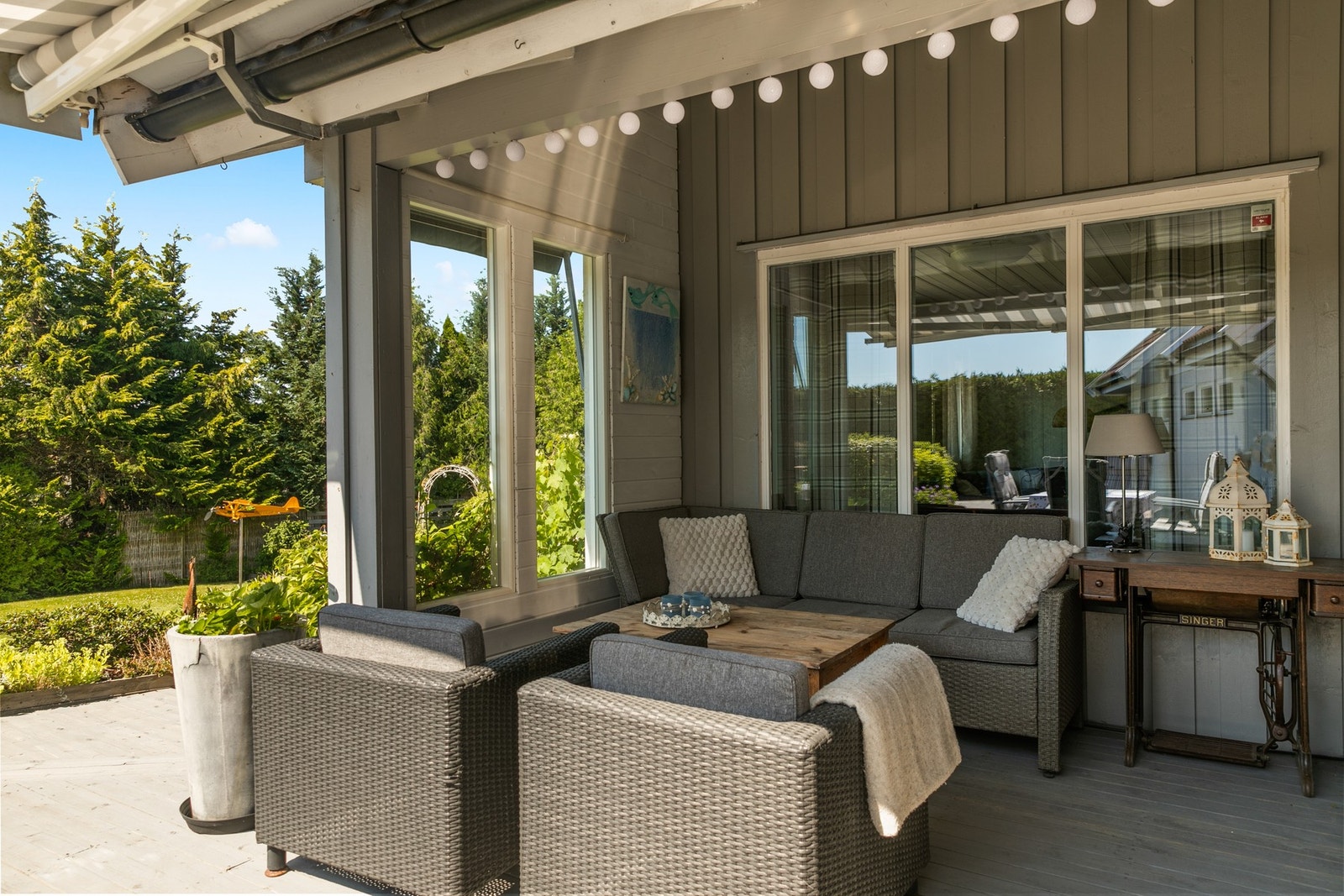 En del av terrassen er under tak, slik at du kan sitte ute selv når sommerregnet melder seg. Galleribilde