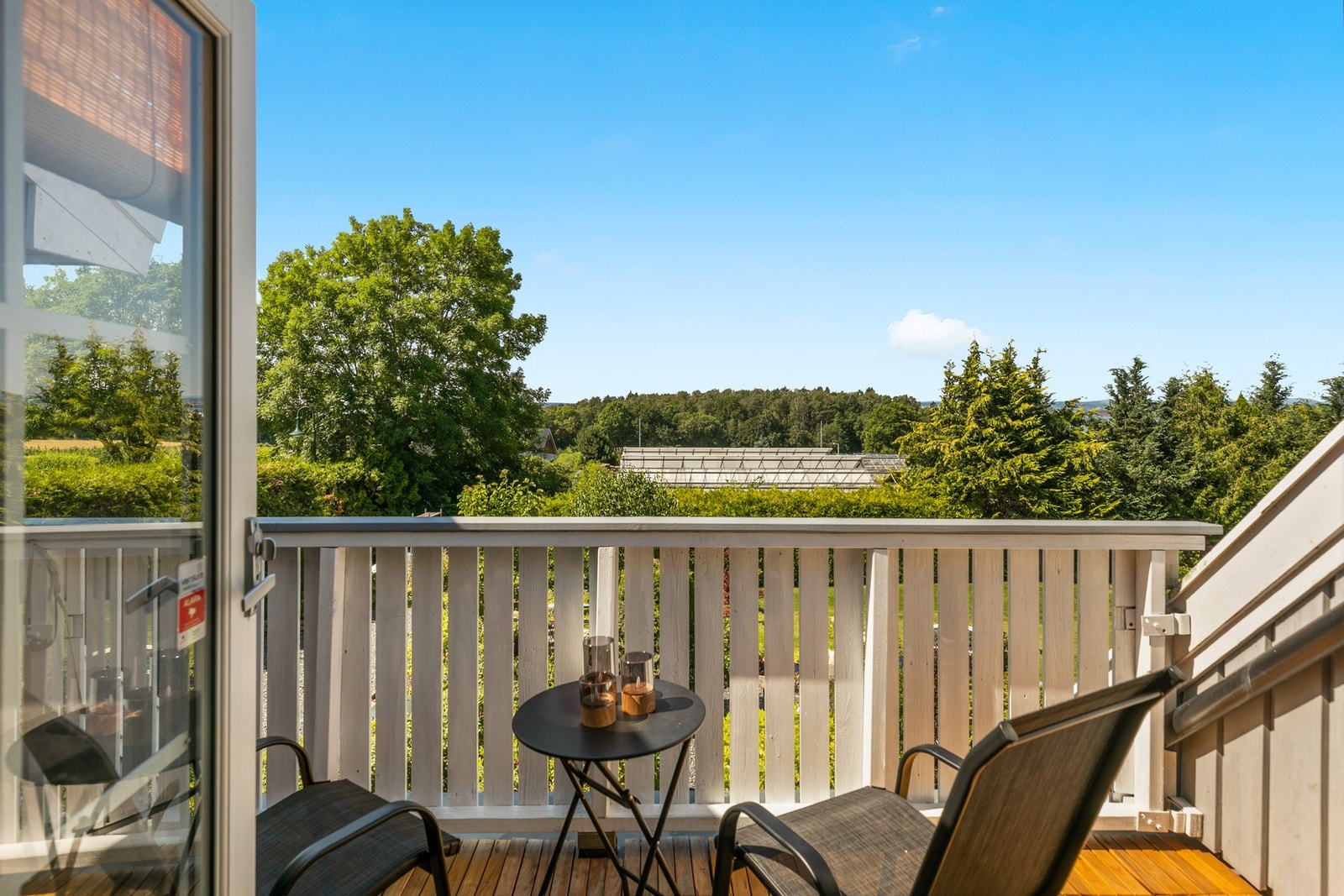 Fra rommet er det adkomst til en balkong med nydelig utsikt. Galleribilde