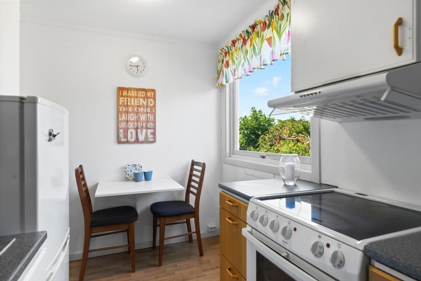 Leiligheten har enkel kjøkkeninnredning med slette fronter og laminat benkeplate. Hvitevarer medfølger. Galleribilde