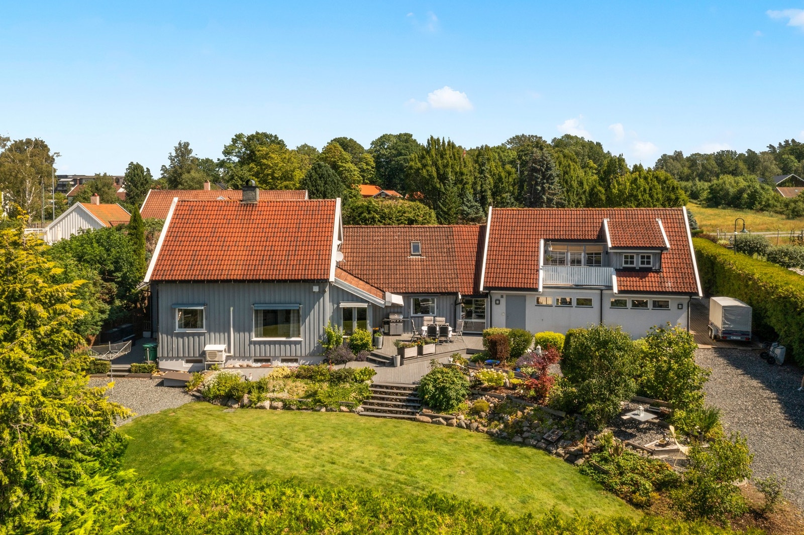 Boligen ble opprinnelig oppført i 1963, påbygget i 1993 og sist utvidet i 2013. I deler av 2. etasje finnes en egen leilighet. Galleribilde