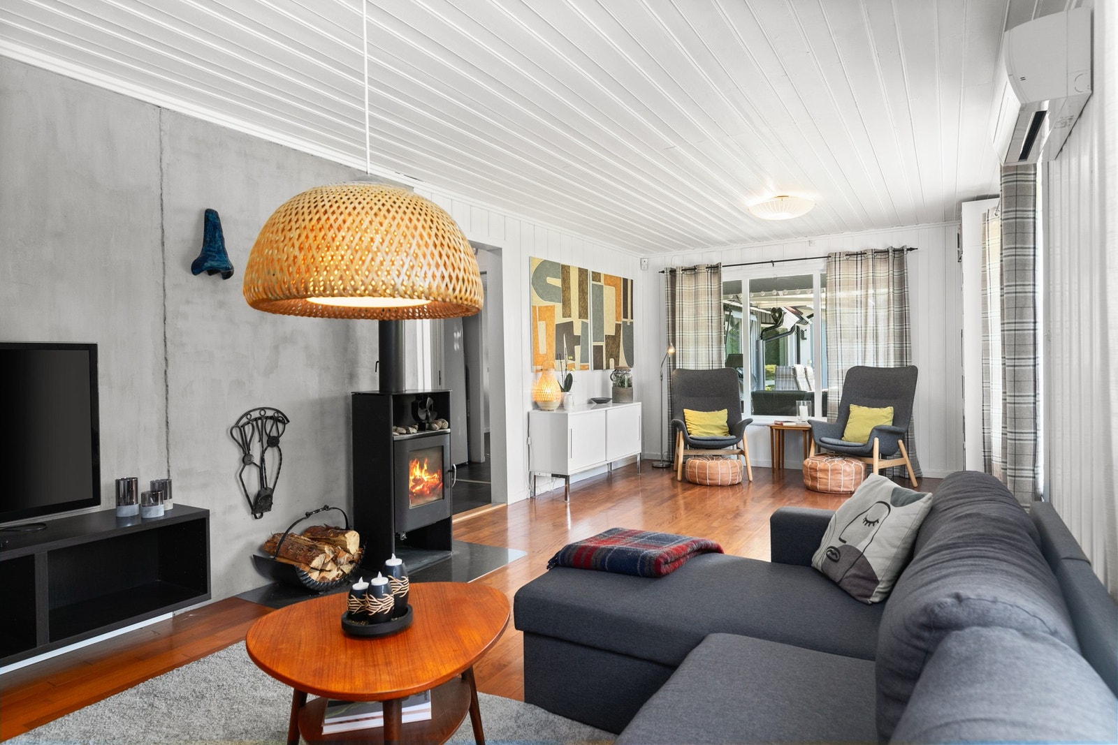 En moderne peisovn gir lun og god stemning i rommet. Galleribilde