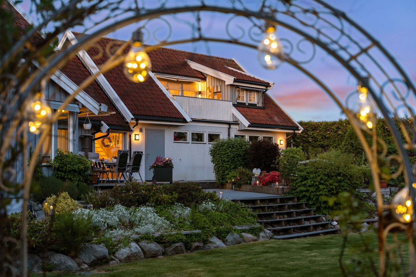 Hagen er pent lyssatt på mørke sommerkvelder. Galleribilde