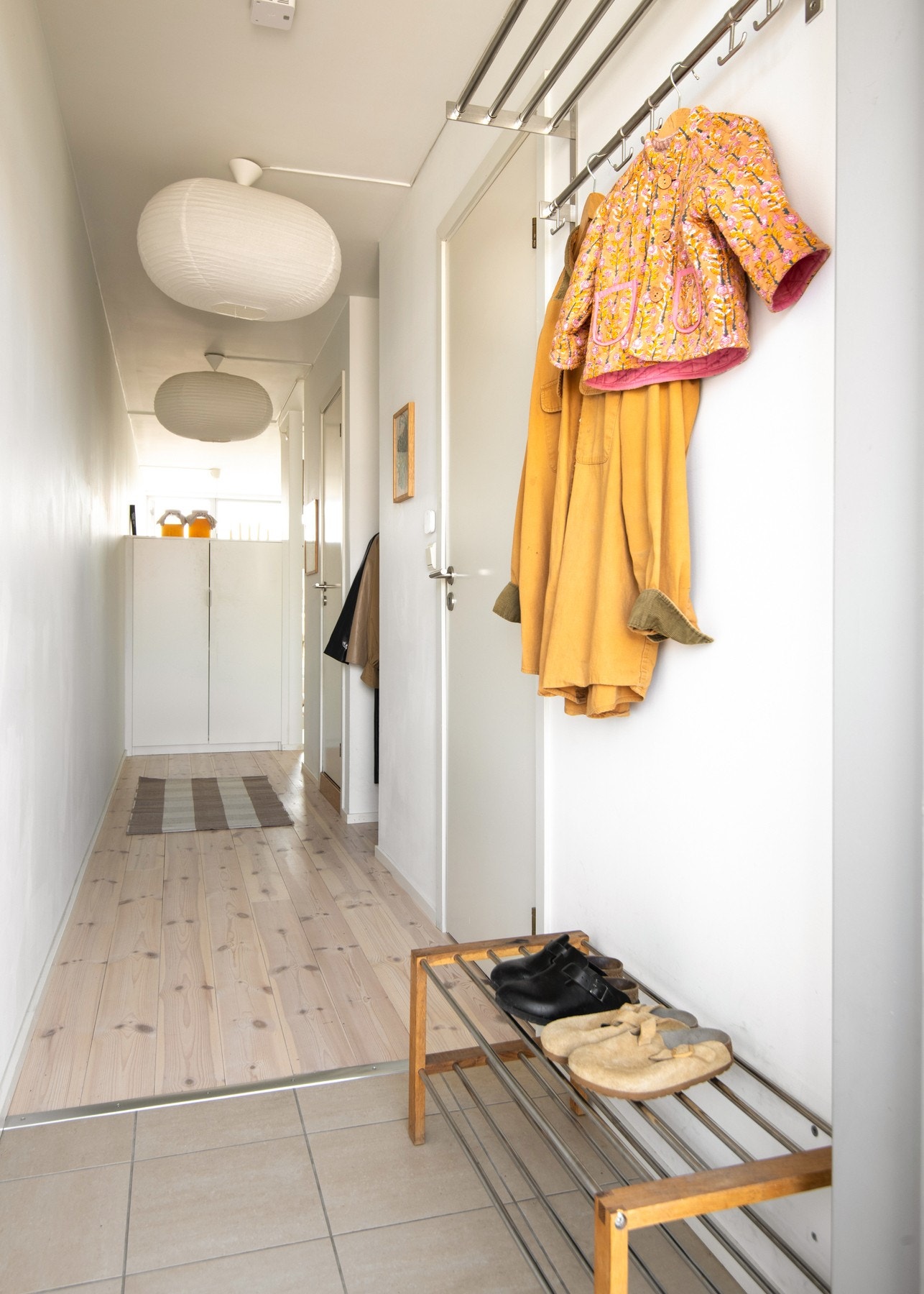 Innenfor inngangsdøren ønskes man velkommen av en lys og funksjonell entré med flislagt gulv, både stilrent og praktisk i bruk. Galleribilde