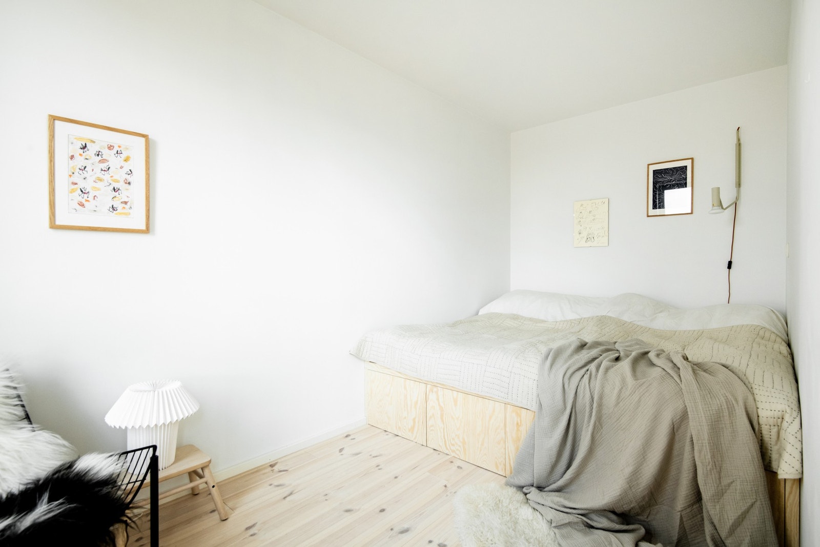 Boligen har to soverom, begge med lyse overflater og gjennomgående lekkert heltregulv som skaper en varm og innbydende atmosfære. Avbildet er hovedsoverommet. Galleribilde