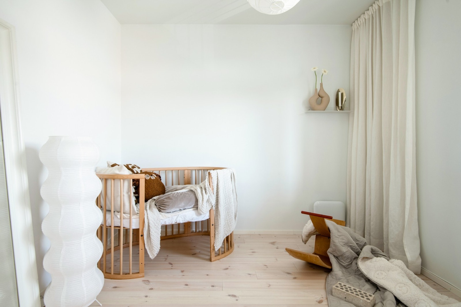 Soverom 2 er plassert i motsatt ende av boligen, noe som gir ekstra fleksibilitet i bruken, perfekt som gjesterom, barnerom eller hjemmekontor. Galleribilde